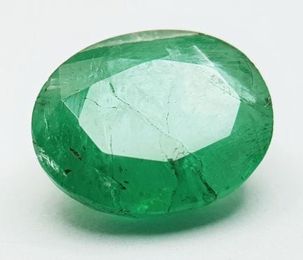 Une émeraude naturelle verte de 1,94 ct, de taille