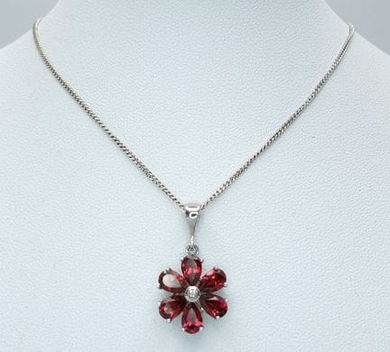 Un bonito collar con colgante en forma de flor de 