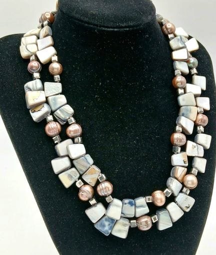 Un bonito collar de perlas de agua dulce y piedras