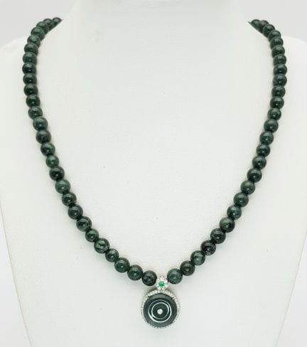 Un precioso collar de cuentas de piedra verde con 