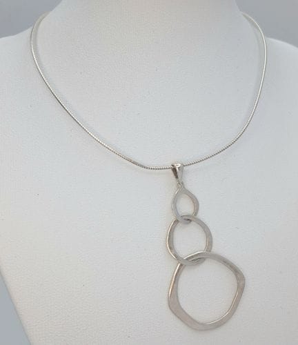 Un bonito collar con colgante de plata de ley 925 