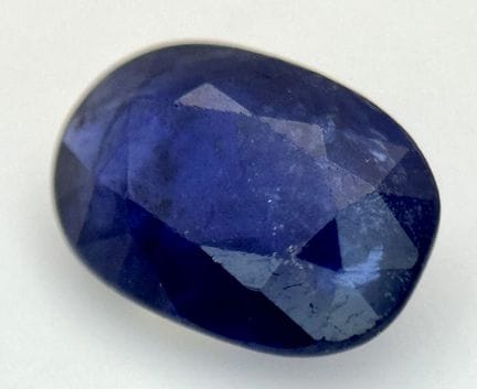 Saphir naturel bleu foncé de 2,06 ct, de forme ova