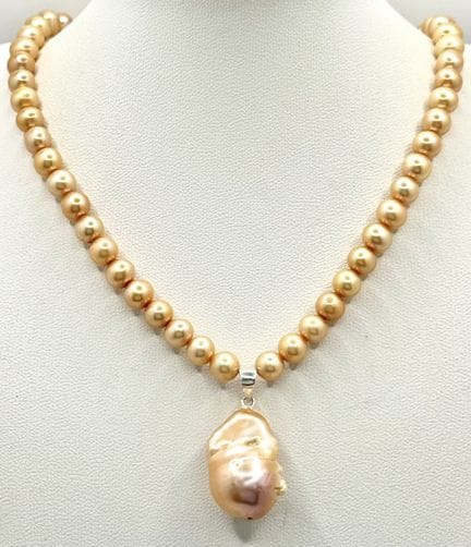 Un precioso collar de perlas de agua dulce doradas