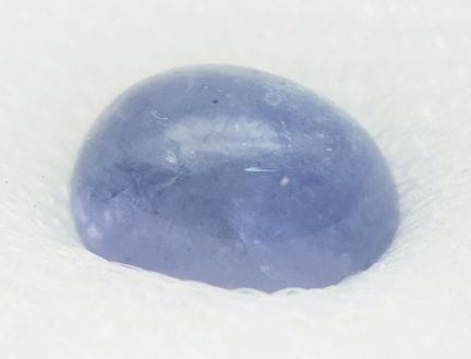 Une tanzanite ovale en cabochon de 5,08 carats. Ce
