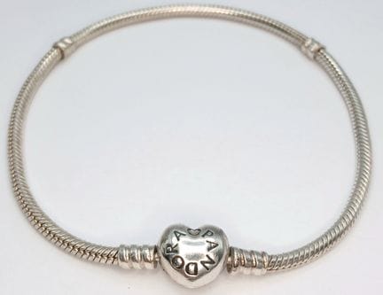 Una bonita pulsera Pandora con cierre en forma de 