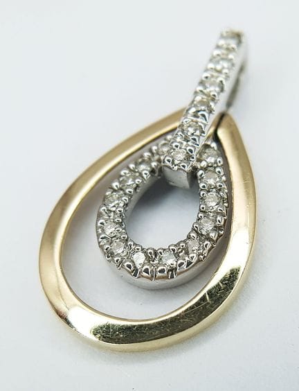Un colgante en forma de gota de ORO AMARILLO DE 14