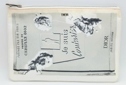 Un bolso de mano blanco estampado de Dior. Exterio