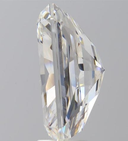 Un diamante sintetico con taglio Radiant da 10,040