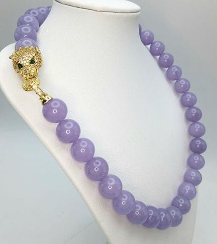 Un precioso collar de cuentas de jade lavanda. Com