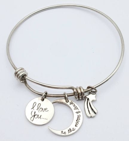 Una pulsera tipo brazalete ajustable de plata de l