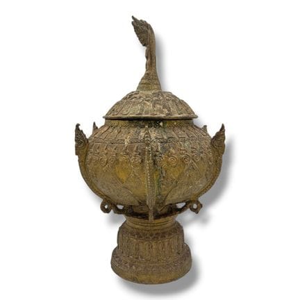 Un antiguo recipiente ritual budista de bronce dor