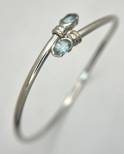 Una pulsera tipo brazalete cruzado de piedra azul 
