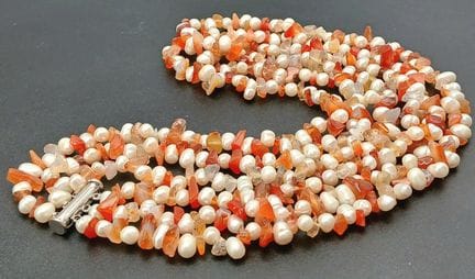 Un magnifique collier à plusieurs rangs composé de