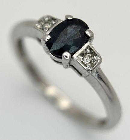 ANELLO IN ORO BIANCO 14K CON DIAMANTI E ZAFFIRI. 2