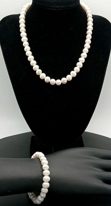 Un ravissant ensemble composé d'un collier et d'un