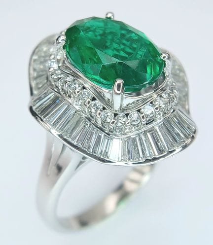 Un llamativo anillo de cóctel de platino estilo «b