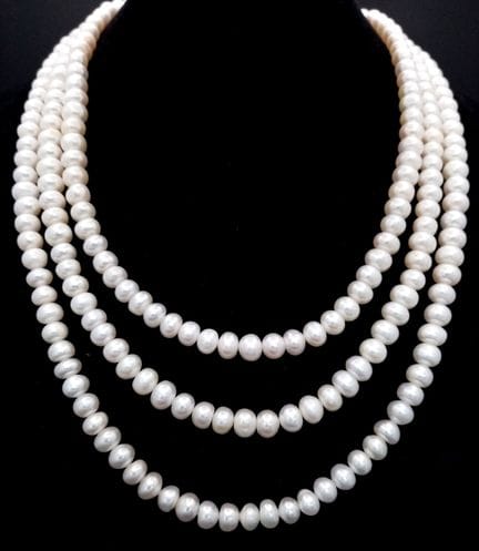 Un precioso collar de tres hileras de perlas de ag
