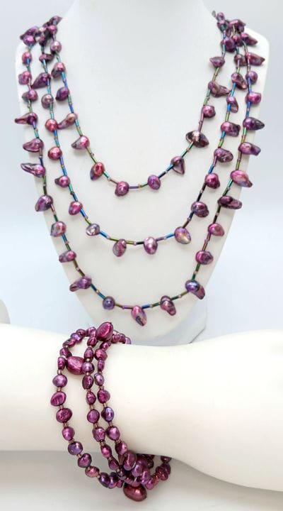 Un precioso conjunto de collar y pulsera de varias