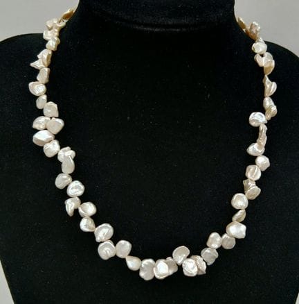 Un joli collier de perles d'eau douce couleur crèm
