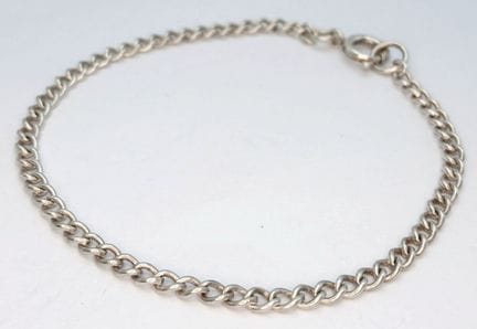 Una pulsera de cadena de eslabones de plata, de 18