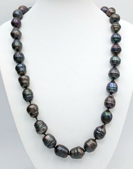 Un impresionante collar de perlas oscuras de agua 