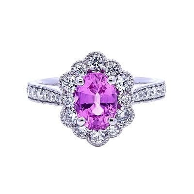 Bague en platine sertie d'un saphir rose taille ov