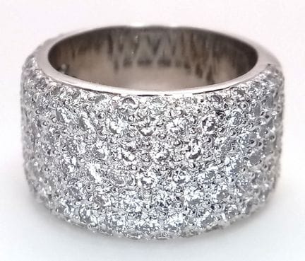 Anillo de media eternidad con diamantes en racimo,