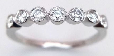 Bague en or blanc 18 carats sertie de sept diamant