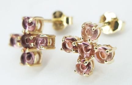 Une paire de boucles d'oreilles en or jaune 14 car