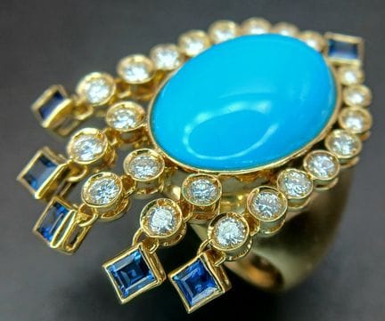 Un llamativo anillo de cóctel de oro amarillo de 1