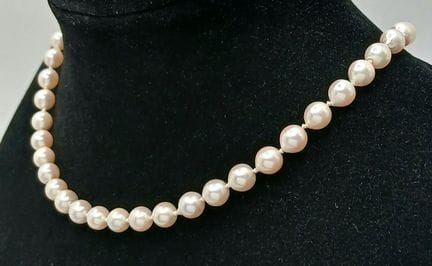A Cultured Pearl Necklace with 18K Gold Bauble Cla