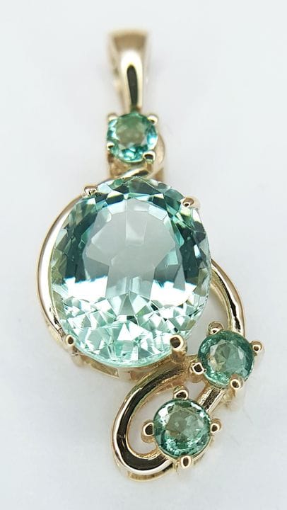 Pendentif en or jaune 14 carats serti d'émeraudes 