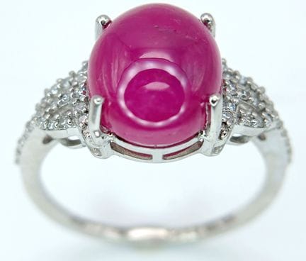 UN MAGNIFIQUE CABOCHON DE RUBIS NATUREL OVALE DE 6