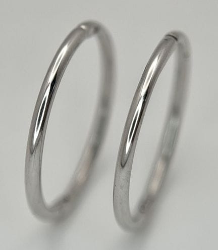 UNE PAIRE DE BOUCLES D'OREILLES MINI-CREVELLES EN 