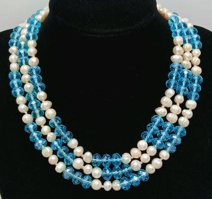 Un precioso collar de perlas de agua dulce y cuent