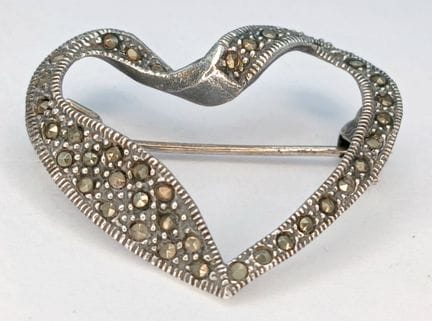 Un precioso broche de plata de ley 925 con marcasi