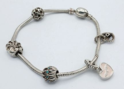 Una preciosa pulsera Pandora de plata de ley 925 c