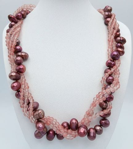 Un ravissant collier à plusieurs rangs composé de 