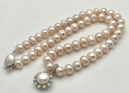 Una splendida collana con perle d'acqua dolce rosa