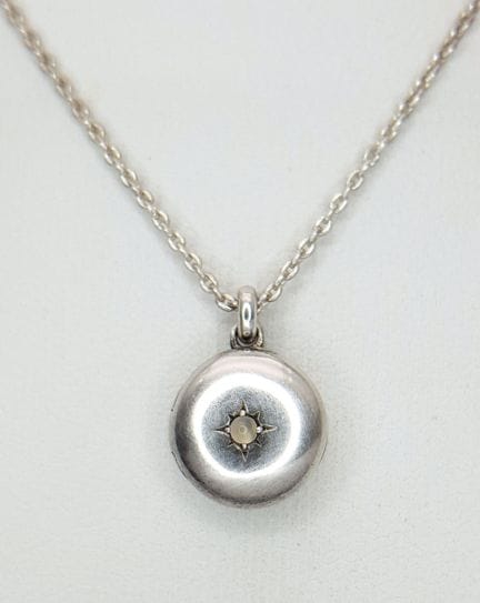 Un bonito collar con colgante tipo medallón redond