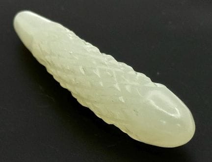 Une pièce de jade sculptée à la main. Longueur : 9