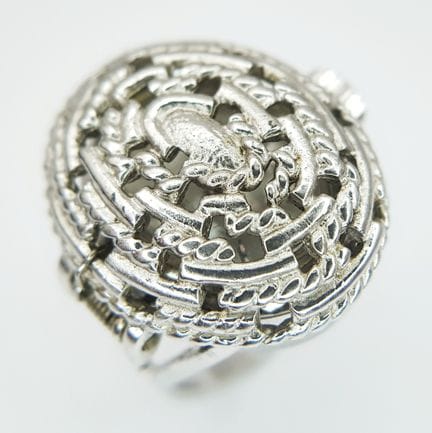 Eine japanische Vintage-Ringuhr der Marke CITIZEN 