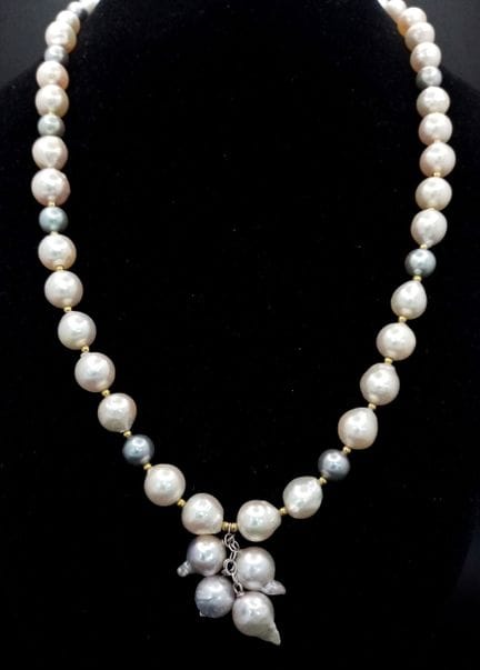 Un bonito collar de perlas de agua dulce en tonos 