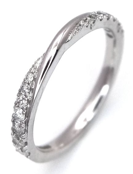 Bague torsadée en or blanc 9K avec diamant. Taille