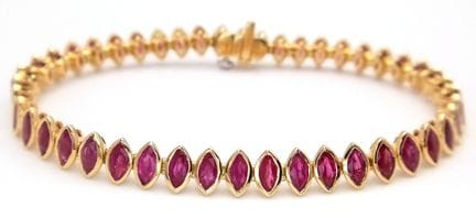 Una pulsera tipo «tenis» de oro amarillo de 18 qui