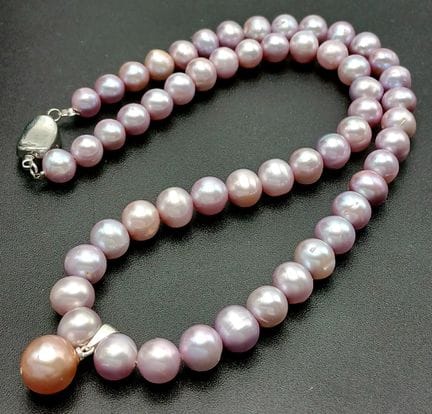 Un joli collier de perles d'eau douce couleur lava