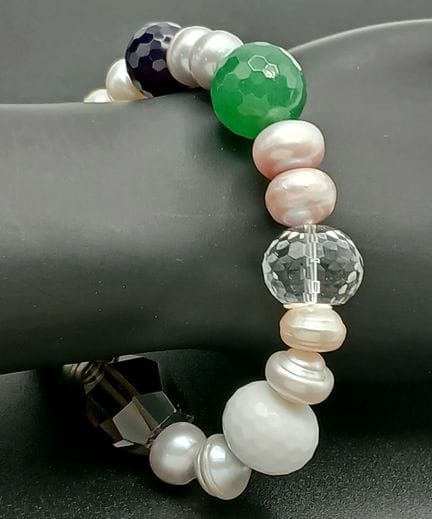 Una preciosa pulsera de perlas de agua dulce y cue
