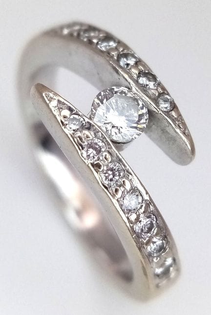 ANILLO DE ORO BLANCO DE 18 QUILATES, CON DIAMANTES
