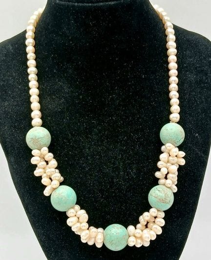 Un impresionante collar de moda de eslabones con p