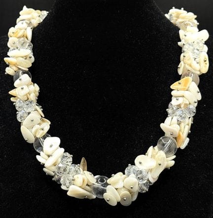 Un llamativo collar de nácar y cuentas de cristal.